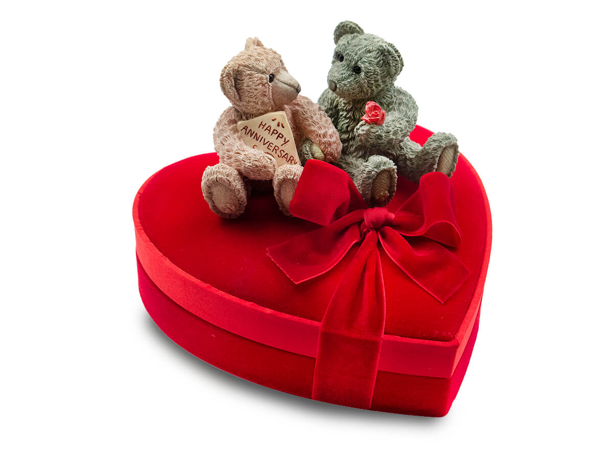 Βελούδινη καρδιά με 295g ποικιλία σοκολατάκια Leonidas και κεραμικά αρκουδάκια happy anniversary Sherratt & Simpson